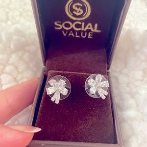 Pear cluster studs. cz stones with gold plating.